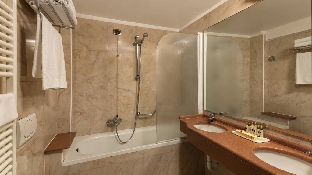 Fontebella-Palace-Hotel-Assisi-family-room-bathroom-106familyDONI2795